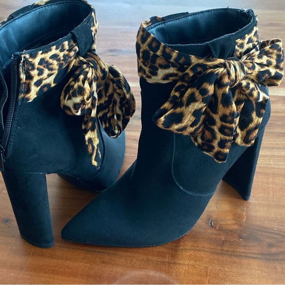 Justfab Black Heel w/ Animal Print Bow - Picture 2 of 2